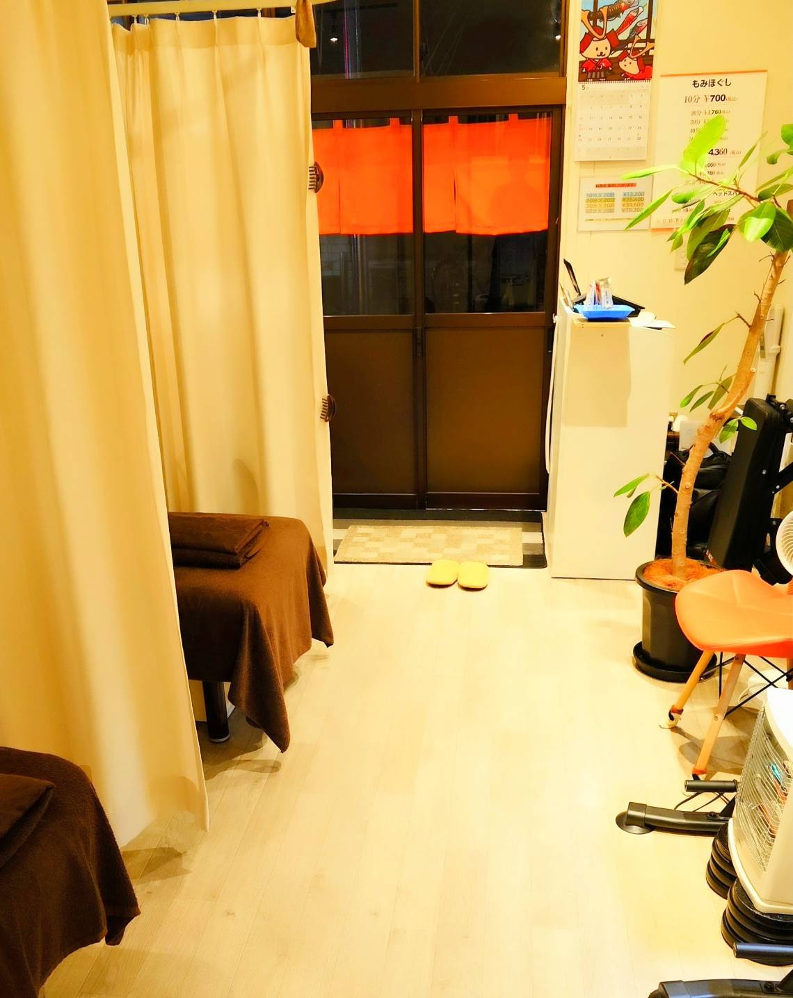 入口から見た、かんじどうの店内